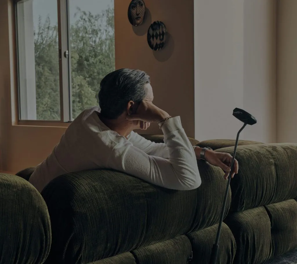 Roger Stadler auf einem Sofa sitzend von hinten, er hat den Maker in der Hand.
